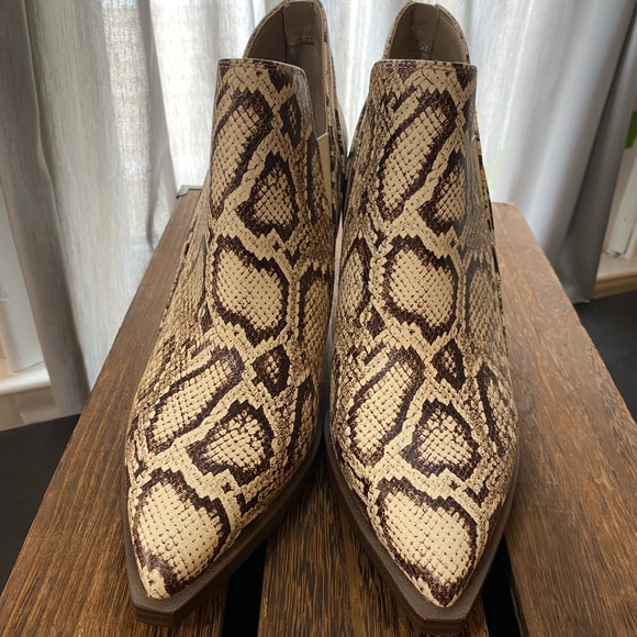 VINCE CAMUTO GRADINA Reptille snake skin Ankle Boots size 9 - Picture 2 of 10